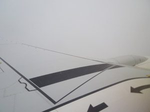 何も見えない飛行機の外