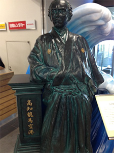 空港では坂本龍馬の像が迎えてくれました