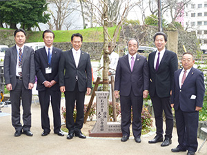 枝垂れ桜除幕式