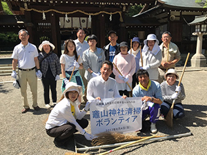 竈山神社の清掃