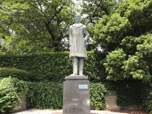 外務省陸奥宗光像