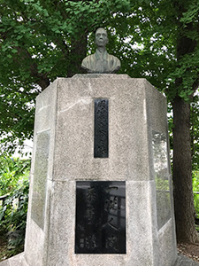 岡崎邦輔氏の碑