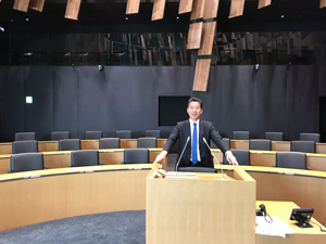 長岡市議会議場