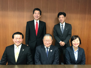 県議会会派の集合写真