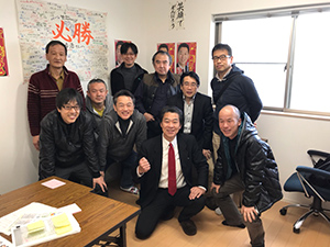 後援会事務所で集合写真
