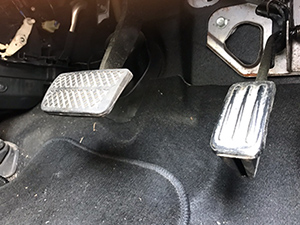 自動車のアクセルとブレーキペダル