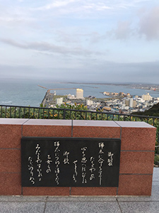 9人の乙女の慰霊碑