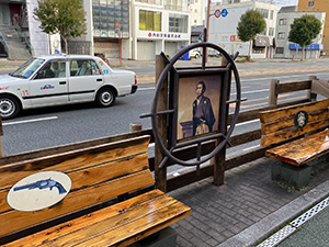 坂本龍馬生誕地の碑前の案内板とベンチ