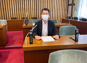 席に座る片桐議員