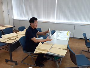 チラシの発送作業