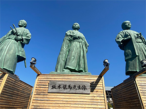 三志士像