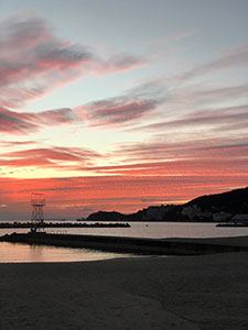 片男波の夕景