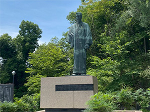 岡公園 陸奥宗光外務大臣の像