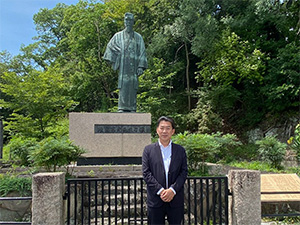 岡公園 陸奥宗光外務大臣の像と片桐