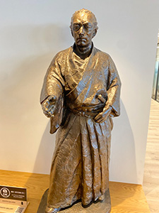 ソフトバンク本社 坂本龍馬の銅像