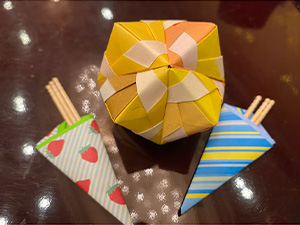 茶道部例会 折り紙の毬と爪楊枝入れ