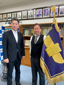 向陽中学校卒業式 校長先生と記念写真