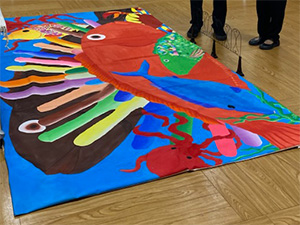 海の中を描いている作品 スナーダイ・クマエ絵画展
